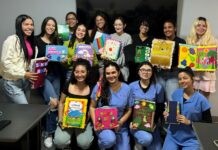 Estudiantes del Bachillerato Interdisciplinario con Concentración en Terapia del Habla crea libros sensoriales