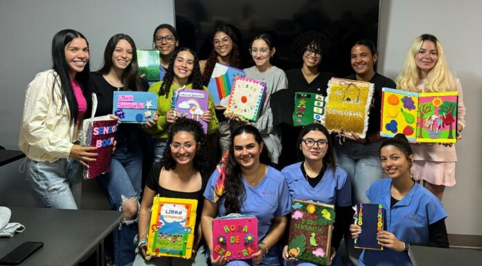 Estudiantes del Bachillerato Interdisciplinario con Concentración en Terapia del Habla crea libros sensoriales